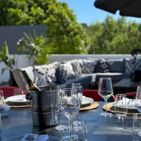 Stylish Retreat, Sea View بيت للعطل *