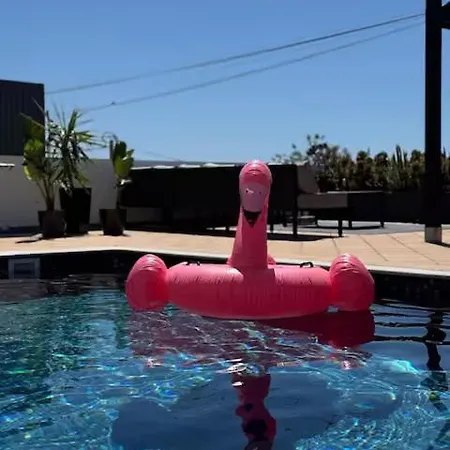 Stylish Retreat, Sea View بيت للعطل *